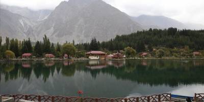 Himalaya Dağları'nın eteklerindeki saklı cennet: Şangrila Gölü