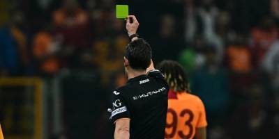 Derbide kartlar havada uçuşuyor