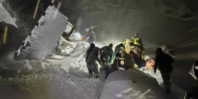 Ağrı'da yol açma çalışması yaparken uçuruma yuvarlanan iş makinesinin operatörü öldü