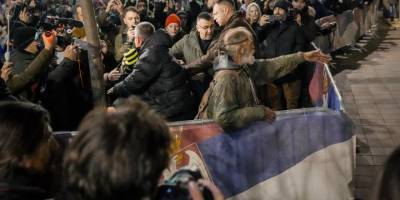 Sırbistan’da seçim sonuçlarına itiraz eden halk Belgrad’daki seçim kurulu binasının önünde toplandı