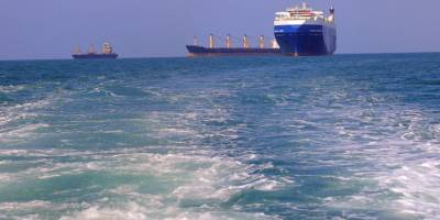 Husiler, Kızıldeniz'de bir ticari gemiyi ve İsrail'e ait askeri noktaları hedef aldığını duyurdu