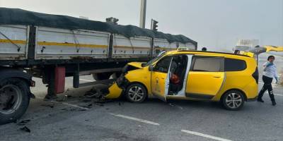 Aydın'da taksiyle tırın çarpışması sonucu 3 kişi yaralandı