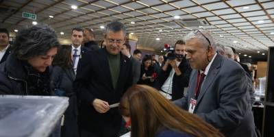 CHP Genel Başkanı Özel, Manisa'da partisinin ön seçiminde oy kullandı