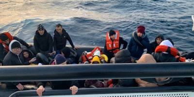 İzmir açıklarında 43 düzensiz göçmen yakalandı