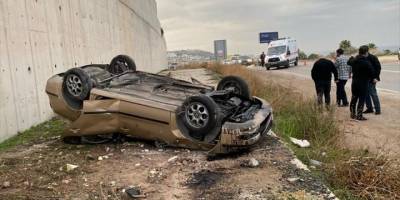 İzmir'de yoldan çıkan otomobil duvara çarptı, 4 kişi yaralandı