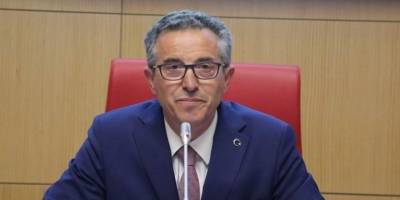 Belediyede yalnız kaldı