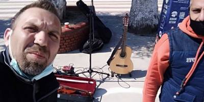 Çeşme Belediyesi’nden sokak müzisyenlerine izin yok!