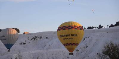 Pamukkale'de paraşütçüler, sıcak hava balonundan atladı