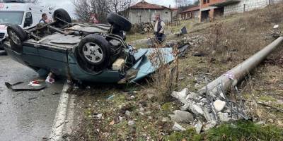 Kütahya'da elektrik direğine çarpan otomobildeki 5 kişi yaralandı