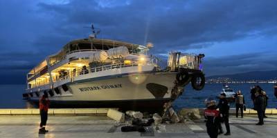 İzmir'de bir yolcu vapuru karaya çarptı