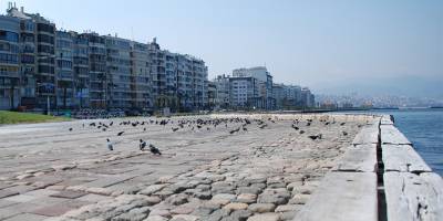 Kırmızıya dönen İzmir'de cumartesi günü yine sokaklar boşaldı