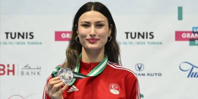 Milli eskrimci Nisanur Erbil'in "ilk madalya" mutluluğu