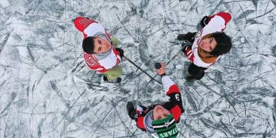 Dünyanın en hızlı takım oyunu buz hokeyini Çıldır Gölü'nde oynadılar