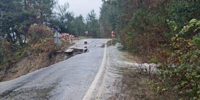 Kastamonu'da heyelan nedeniyle kayan yolda çalışma yürütülüyor