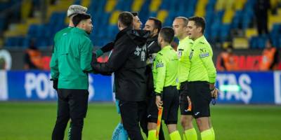 Hakem, elini sıkmayan futbolcuya kırmızı kart gösterdi