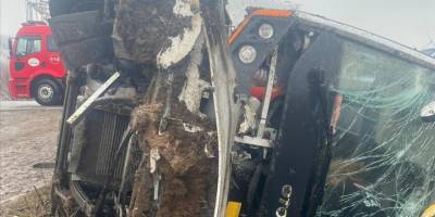 Van'da yolcu midibüsünün devrilmesi sonucu 27 kişi yaralandı