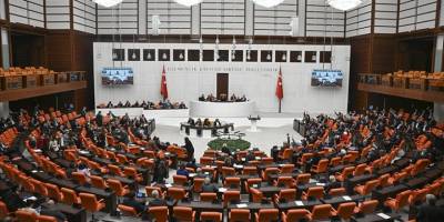 SSK ve Bağkur emekli maaşlarına yüzde 49,25 artış yapılmasını da içeren çalışma hayatına ilişkin kanun teklifi yasalaştı