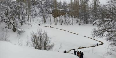 Küçükbaş hayvan sürüsünün kar örtüsü arasındaki yolculuğu görüntülendi