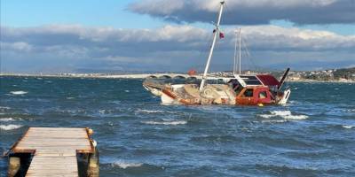 Ayvalık’ta kuvvetli fırtına nedeniyle tekneler alabora oldu
