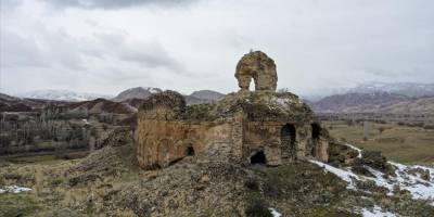 Yüksek dağlarla çevrili vadideki Bana Kilisesi turizme kazandırılmayı bekliyor