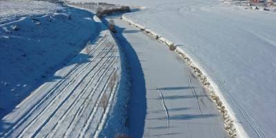 Doğu Anadolu'da akarsular dondu, çatılarda buz sarkıtları oluştu