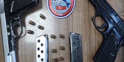 Manisa'da ruhsatsız tabancalarla yakalanan 2 kişi gözaltına alındı