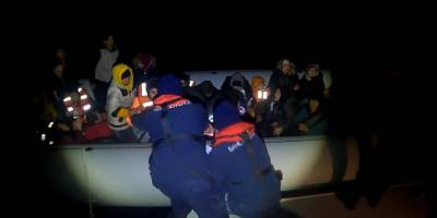 İzmir açıklarında 65 düzensiz göçmen yakalandı, 30 düzensiz göçmen kurtarıldı