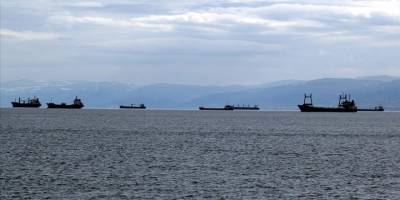 Sinop'ta fırtına nedeniyle yük gemileri doğal limana sığındı