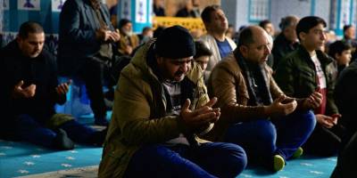 Depremlerde hayatını kaybedenler için sabah namazında dua edildi