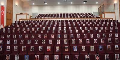 Depremde hayatını kaybeden üniversite personeli ve öğrencileri için tören düzenledi