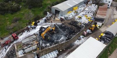 Bodrum'da açık alandaki inşaat izolasyon malzemeleri yandı