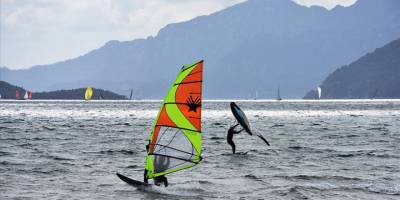 Marmaris'te adrenalin tutkunları keşişlemede sörf yaptı