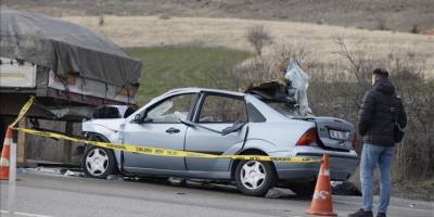 Ankara'da otomobil tıra çarptı: 2 ölü, 4 yaralı