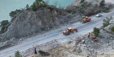 Heyelan nedeniyle kapanan Artvin-Hopa kara yolunda çalışmalar sürüyor