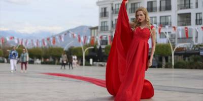 Özel tasarlanan 100 metre kuyruklu kırmızı gelinlik, Fethiye'de tanıtıldı