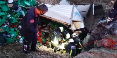 Antalya'da sebze yüklü kamyon devrildi: 1 ölü