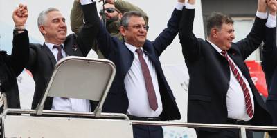 CHP Genel Başkanı Özgür Özel, Bergama'da halk buluşmasına katıldı