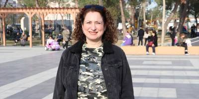 İzmir'de bebekken evlatlık verilen 48 yaşındaki kadın, anne babasına ulaşmaya çalışıyor