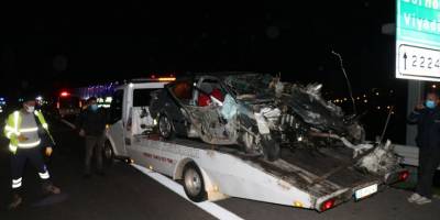 İzmir'de otomobil beton bariyere çarptı: 1 ölü, 1 yaralı