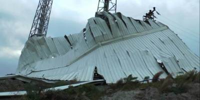 Bodrum’daki fırtına tonlarca ağırlıktaki çatıyı metrelerce uçurdu