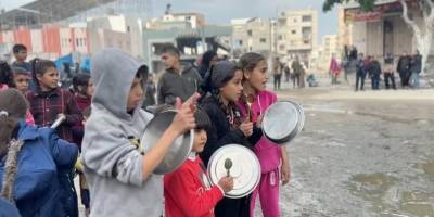 İsrail saldırıları altındaki Gazze'de çocuklar yaşanan gıda kıtlığını protesto etti