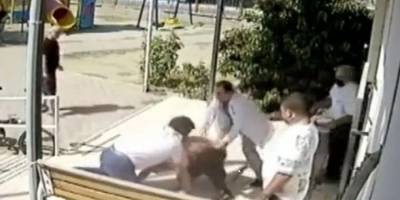 İzmir'de doktoru darbeden 3 sanığa 7 yıl 6'şar ay hapis cezası verildi