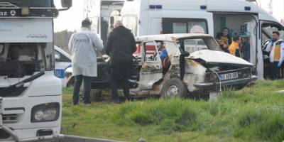 Manisa'da otomobil ile tır çarpıştı, 3 kişi öldü, 3 kişi yaralandı