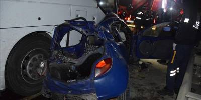 İzmir'de yolcu otobüsü ile otomobilin çarpıştığı kazada 1 kişi öldü, 3 kişi yaralandı