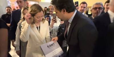 İtalya Başbakanı Meloni, Anadolu Ajansının "Kanıt" kitabını inceledi