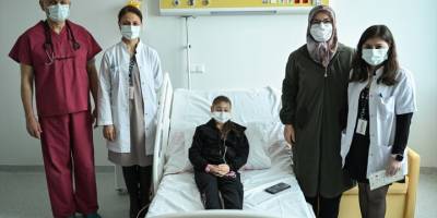 İzmirli 12 yaşındaki Esra, annesinin böbreğiyle sağlığına kavuştu