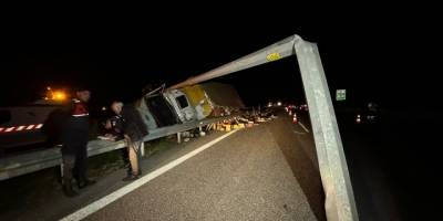 Manisa'da devrilen kamyonda 1 kişi öldü, 1 kişi yaralandı