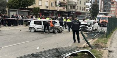 Antalya'da 3 aracın karıştığı kazada 2 kişi öldü, 3 kişi yaralandı