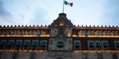 Meksika'da protestocular, Devlet Başkanı Obrador içerideyken Ulusal Saray'ın kapısını kırdı