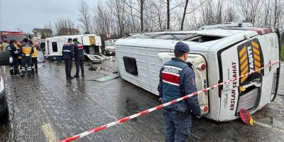 Bartın'da işçi servislerinin çarpıştığı kazada 1 kişi öldü, 27 kişi yaralandı